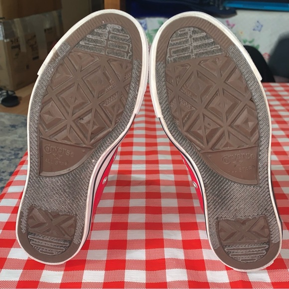 SOLD Converse Chuck Taylor All Star Classic high Top Converse Red Women’s size 6 - Picture 6 of 9